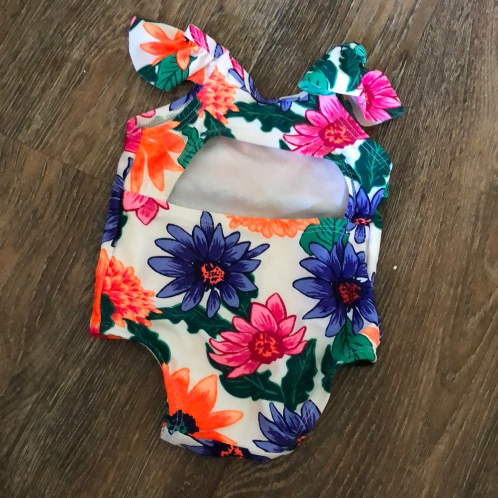Babygirl swim suit 0-3 months - Picture 2 of 2